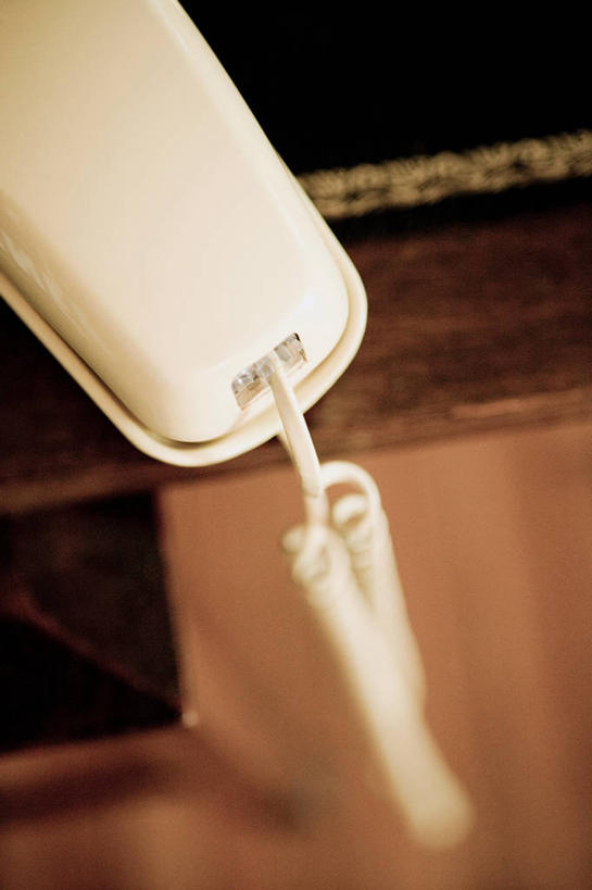 无人,打电话,竖图,俯视,室内,特写,白天,地板,桌面,桌子,静物,电话,阴影,朦胧,模糊,反射,木制,影子,木桌,地面,通讯设备,木地板,话筒,木制品,电话线,固定电话,交流,电话机,沟通,通话,彩图,高角度拍摄,木桌子