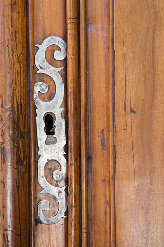 无人,竖图,室内,特写,白天,正面,安全,柜子,门,静物,阴影,反射,木制,影子,防护,锁,木制品,门框,衣橱,保护,储存,保险,私密,更衣橱,保全,周全,安稳,安定,防盗,储备,蕴藏,贮备,平安,彩图,贮存