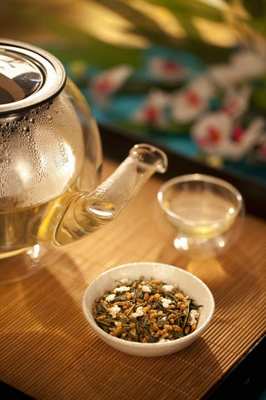 无人,竖图,俯视,室内,特写,白天,幸福,茶,桌面,桌子,杯子,餐具,阴影,朦胧,模糊,反射,木制,碟子,壶,盘,影子,茶叶,案板,娱乐,水壶,砧板,盘子,茶壶,木制品,容器,水杯,碟,享受,休闲,温馨,放松,乐趣,提神,舒适,醒脑,茶杯,彩图,高角度拍摄