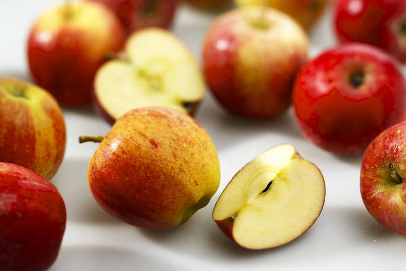 无人,横图,俯视,室内,特写,白天,白色背景,餐桌,桌子,苹果,水果,许多,切开,阴影,新鲜,反射,影子,生食,食品,果实,很多,食物,红色,切,摄影,有机食品,绿色食品,影棚,餐台,剖面,切面,彩图,高角度拍摄,影棚拍摄,拍摄