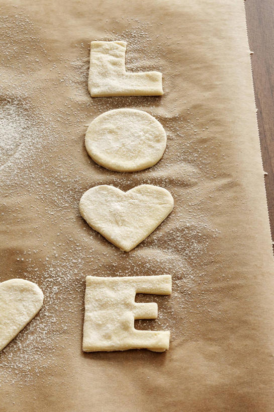 点心,无人,竖图,俯视,室内,特写,白天,餐桌,桌子,一排,阴影,整齐,反射,英文,包装,包装纸,标志,铝箔纸,文字,锡箔纸,影子,纸,字符,字母,食品,纸张,曲奇,标识,食物,排列,饼干,零食,四块,餐台,英文字母,包装材料,队列,曲奇饼,锡箔,曲奇饼干,铝箔,彩图,高角度拍摄