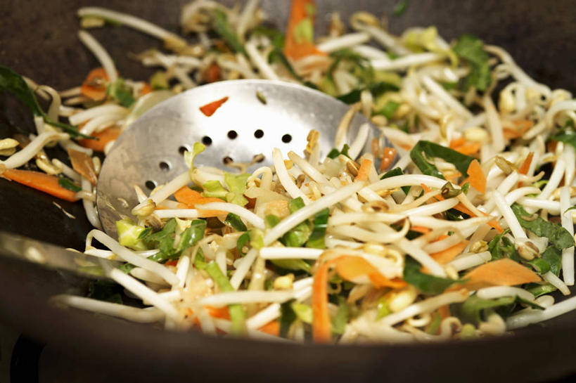 无人,横图,俯视,室内,特写,白天,烹饪,餐桌,桌子,萝卜,胡萝卜,蔬菜,厨具,金属制品,一堆,许多,阴影,堆叠,堆积,朦胧,模糊,新鲜,反射,金属,锅子,滤器,影子,勺子,豆芽,食品,很多,锅,食物,两个,有机食品,绿色食品,餐台,锅具,堆,豆芽菜,漏勺,烹饪用具,芽苗菜,烹调用具,红萝卜,甘荀,烹调,彩图,高角度拍摄