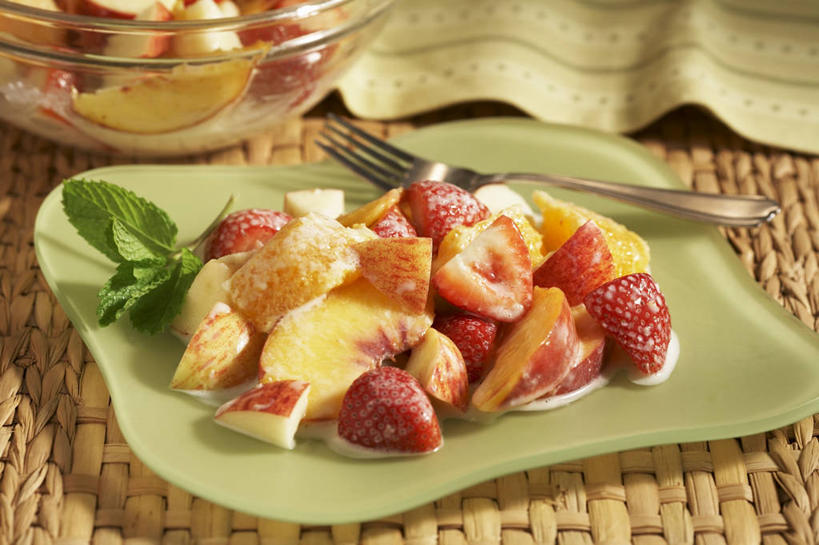 点心,无人,横图,俯视,室内,特写,白天,餐桌,桌子,苹果,草莓,浆果,桃子,餐具,水果,叶子,玻璃,一堆,阴影,堆叠,堆积,朦胧,模糊,新鲜,装饰,反射,叉子,碟子,盘,影子,生食,沙拉,食品,甜点,甜品,果实,绿叶,色拉,沙律,水果沙拉,玻璃制品,食物,糕点,三个,盘子,容器,碟,碗,甜食,奶油,嫩叶,有机食品,绿色食品,餐台,色拉酱,储藏,堆,华丽,修饰,点缀,配菜,乳制品,储存,千岛酱,餐叉,肺果,衬托,美观,雅致,雅观,激凌,克林姆,淇淋,叶,叶片,进餐用具,洋莓,水果皇后,红莓,地莓,彩图,高角度拍摄,贮存