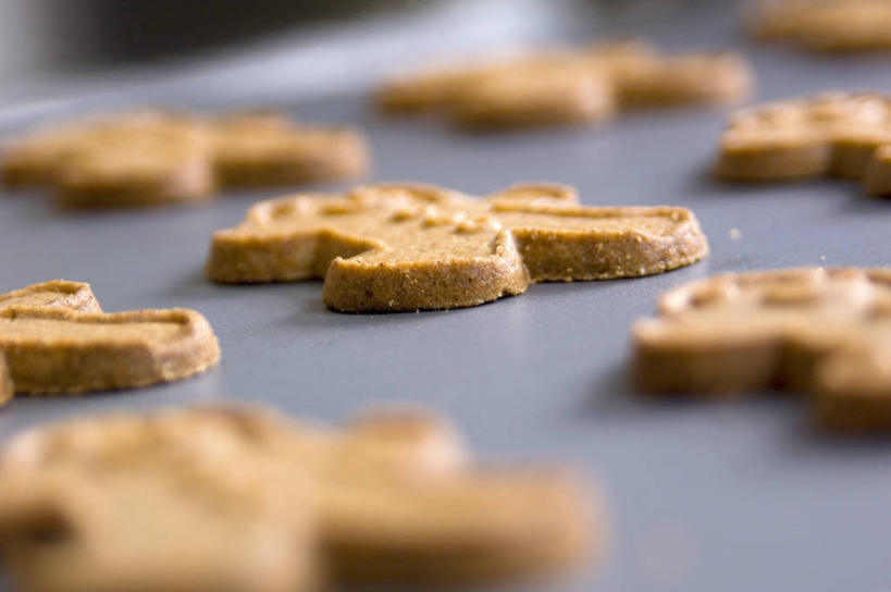 点心,无人,横图,俯视,室内,特写,白天,餐桌,桌子,圣诞节,一排,许多,阴影,节日,朦胧,模糊,庆祝,整齐,并列,并排,人形,反射,影子,食品,甜点,很多,文化,食物,糕点,排列,饼干,甜食,零食,庆典,餐台,纪念,队列,平行,酥饼,姜饼,姜饼人,装饰饼干,彩图,高角度拍摄