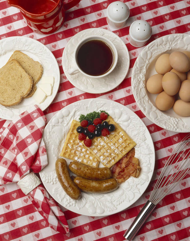 点心,面包,咖啡,无人,竖图,俯视,室内,特写,白天,幸福,餐桌,桌子,杯子,餐具,许多,阴影,反射,布料,叉子,瓷器,碟子,盘,影子,陶瓷,蛋,鸡蛋,肉,香肠,食品,面点,咖啡杯,陶瓷制品,腊肠,很多,一杯,布纹,娱乐,猪肉,肉类,桌布,食物,糕点,饮料,盘子,餐巾,容器,碟,台布,碗,享受,休闲,温馨,放松,乐趣,餐台,储藏,提神,舒适,储存,瓷杯,醒脑,肉食,餐叉,豚肉,草鸡蛋,软饮料,卵,进餐用具,彩图,高角度拍摄,贮存