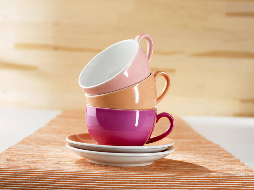 无人,横图,俯视,室内,特写,白天,餐桌,桌子,静物,杯子,餐具,一排,许多,阴影,朦胧,模糊,整齐,反射,瓷器,碟子,盘,影子,咖啡杯,陶瓷制品,很多,排列,盘子,碟,餐台,堆,队列,瓷杯,彩图,高角度拍摄