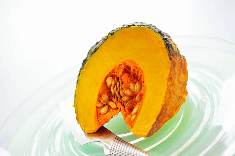 无人,横图,俯视,室内,特写,白天,白色背景,餐桌,桌子,南瓜,蔬菜,餐具,切开,阴影,新鲜,反射,碟子,盘,影子,金瓜,食品,番瓜,食物,一个,盘子,碟,切,橙色,摄影,有机食品,绿色食品,影棚,单个,餐台,麦瓜,倭瓜,剖面,切面,彩图,高角度拍摄,影棚拍摄,拍摄