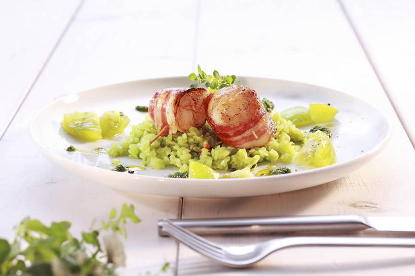 海鲜,无人,横图,俯视,室内,特写,白天,白色背景,餐桌,桌子,蔬菜,西红柿,餐具,阴影,新鲜,反射,叉子,刀叉,刀子,碟子,盘,影子,肉,食品,扇贝,水产,猪肉,肉类,海洋生物,食物,三个,盘子,碟,摄影,有机食品,绿色食品,影棚,餐台,海扇,水生动物,餐刀,海产品,水生物,肉食,海底动物,餐叉,豚肉,进餐用具,番茄,彩图,高角度拍摄,影棚拍摄,拍摄