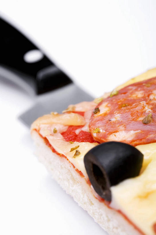 无人,竖图,俯视,室内,特写,白天,白色背景,烹饪,西餐,餐桌,桌子,橄榄,蔬菜,金属制品,一把,一块,切开,阴影,朦胧,模糊,新鲜,反射,金属,工具,影子,料理,食品,披萨,匹萨,刀具,菜肴,美食,食物,刀,快餐,切,西式,摄影,佳肴,有机食品,绿色食品,影棚,餐台,黑橄榄,比萨,菜刀,剖面,西式快餐,垃圾食品,乌橄榄,切面,乌榄,意大利薄饼,切菜刀,油橄榄,青果,白榄,彩图,高角度拍摄,影棚拍摄,拍摄