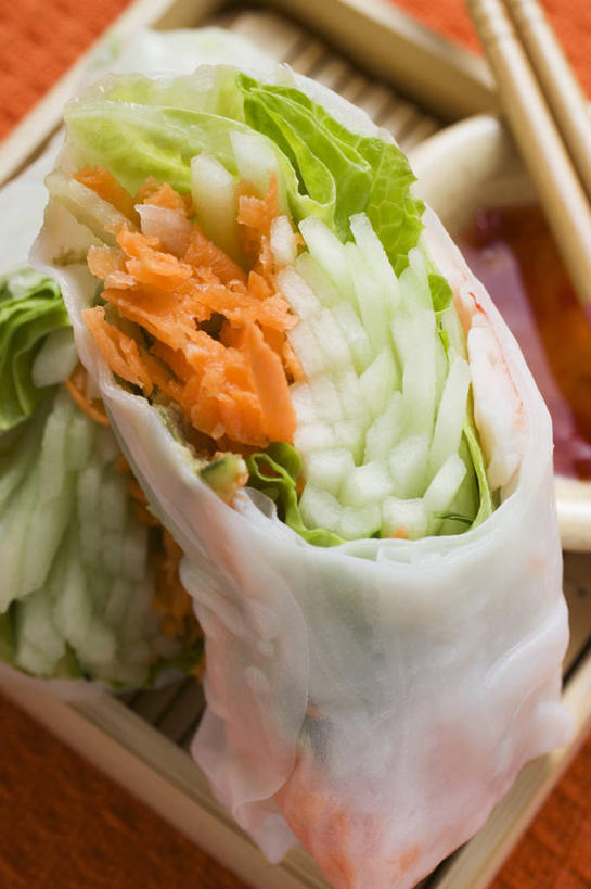 点心,无人,竖图,俯视,室内,特写,白天,餐桌,筷子,桌子,萝卜,胡萝卜,蔬菜,餐具,一双,阴影,朦胧,模糊,新鲜,反射,包装,包装纸,影子,纸,陶瓷,生菜,莴苣,调料,酱料,酱汁,茄汁,佐料,料理,食品,面点,陶瓷制品,纸张,调味品,调味料,文化,传统,番茄酱,酱,春卷,美食,食物,一个,容器,碗,中式,有机食品,绿色食品,单个,餐台,储藏,礼节,包装材料,储存,薄饼,礼仪,春菜,鹅仔菜,莴仔菜,千金菜,春饼,叶用莴苣,糯米纸,进餐用具,红萝卜,甘荀,彩图,高角度拍摄,贮存