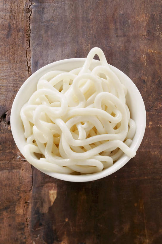 面食,面条,无人,竖图,俯视,室内,特写,白天,餐桌,桌子,一堆,阴影,堆叠,堆积,反射,影子,陶瓷,面,陶瓷制品,一个,容器,碗,日式,乌冬面,单个,餐台,储藏,堆,储存,乌龙面,彩图,高角度拍摄,贮存