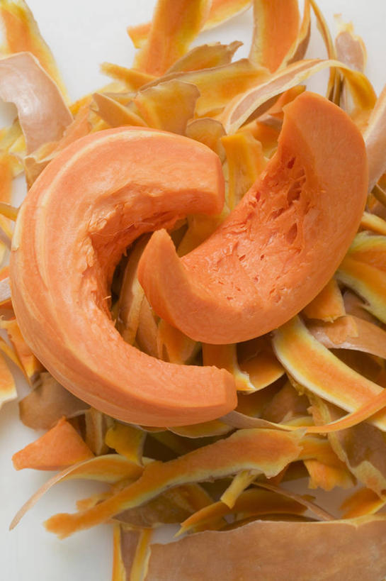 无人,竖图,俯视,室内,特写,白天,白色背景,餐桌,桌子,南瓜,蔬菜,一堆,许多,切开,阴影,堆叠,堆积,新鲜,反射,影子,金瓜,食品,很多,番瓜,食物,切,橙色,摄影,有机食品,绿色食品,影棚,餐台,堆,麦瓜,倭瓜,剖面,切面,彩图,高角度拍摄,影棚拍摄,拍摄