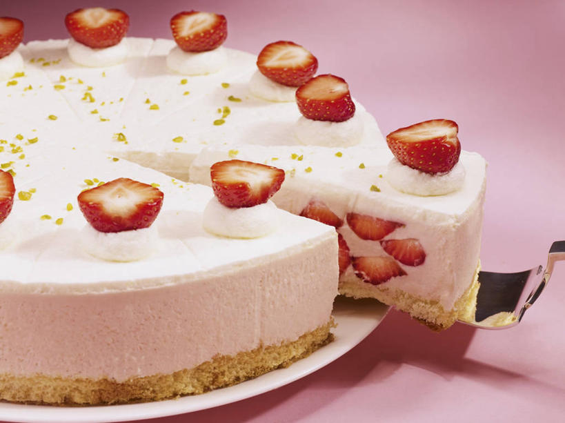 点心,无人,横图,俯视,室内,特写,白天,下午茶,餐桌,桌子,草莓,浆果,餐具,水果,切开,阴影,粉色背景,新鲜,反射,碟子,盘,影子,生食,食品,甜点,甜品,果实,食物,糕点,一个,红色,盘子,碟,甜食,奶油,切,摄影,有机食品,绿色食品,影棚,单个,餐台,乳制品,剖面,切面,激凌,克林姆,淇淋,洋莓,水果皇后,红莓,地莓,彩图,高角度拍摄,影棚拍摄,拍摄,蛋糕