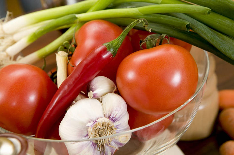 无人,横图,俯视,室内,特写,白天,餐桌,桌子,辣椒,蔬菜,蒜,西红柿,玻璃,一堆,许多,阴影,堆叠,堆积,朦胧,模糊,新鲜,反射,影子,葱,大葱,青葱,食品,很多,蒜头,玻璃制品,食物,一个,红色,绿色,白色,容器,碗,有机食品,绿色食品,单个,餐台,储藏,堆,储存,辣角,红海椒,大椒,辣虎,广椒,胡蒜,辣子,红辣椒,海椒,番茄,番椒,大蒜,彩图,高角度拍摄,贮存