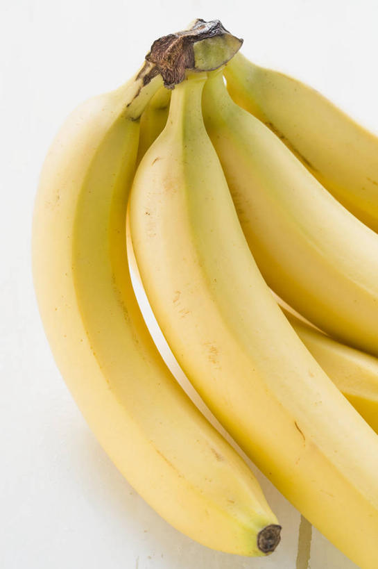 无人,竖图,俯视,室内,特写,白天,白色背景,餐桌,桌子,香蕉,水果,许多,阴影,新鲜,反射,影子,生食,食品,果实,很多,食物,黄色,摄影,有机食品,绿色食品,影棚,餐台,甘蕉,彩图,高角度拍摄,影棚拍摄,拍摄