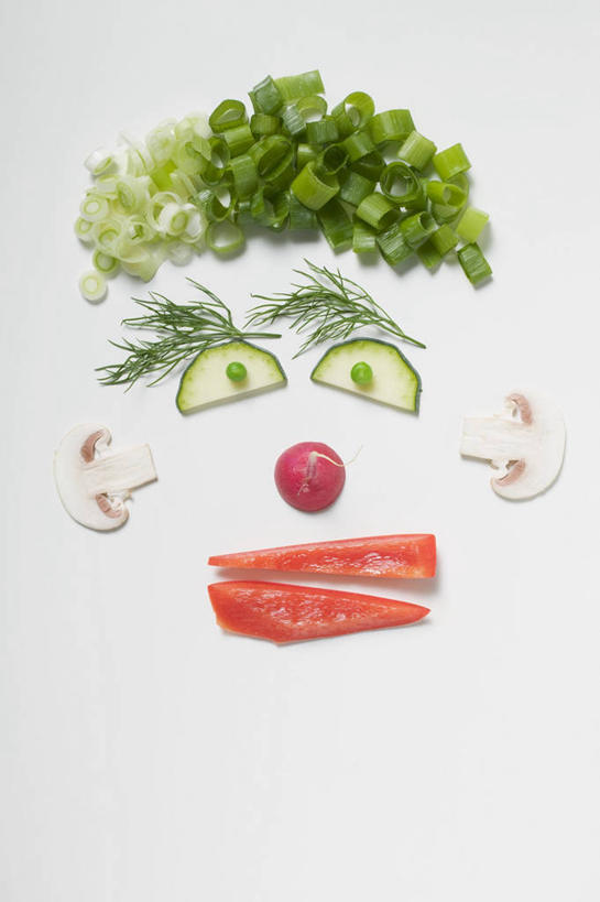 无人,竖图,俯视,室内,特写,白天,白色背景,餐桌,桌子,蔬菜,西红柿,小番茄,叶子,阴影,新鲜,反射,影子,菌菇,蘑菇,食品,绿叶,菌类,食物,排列,嫩叶,食用菌,摄影,有机食品,绿色食品,影棚,餐台,莳萝,洋茴香,土茴香,摆列,小西红柿,樱桃小番茄,珍珠小番茄,叶,叶片,樱桃番茄,圣女果,番茄,彩图,高角度拍摄,影棚拍摄,拍摄,布列,分列