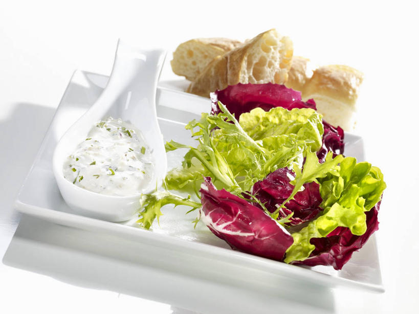 点心,面包,奶酪,无人,横图,俯视,室内,特写,白天,白色背景,桌面,桌子,蔬菜,椰菜,卷心菜,餐具,阴影,新鲜,反射,木制,碟子,盘,影子,陶瓷,生食,蔬菜沙拉,干酪,起司,沙拉,食品,面点,陶瓷制品,芝士,营养,色拉,沙律,食物,糕点,一个,盘子,木制品,容器,碟,碗,乳酪,甘蓝,摄影,有机食品,绿色食品,影棚,单个,色拉酱,储藏,乳制品,储存,千岛酱,发酵,山羊奶酪,结球甘蓝,甘兰,包心菜,彩图,高角度拍摄,影棚拍摄,拍摄,贮存