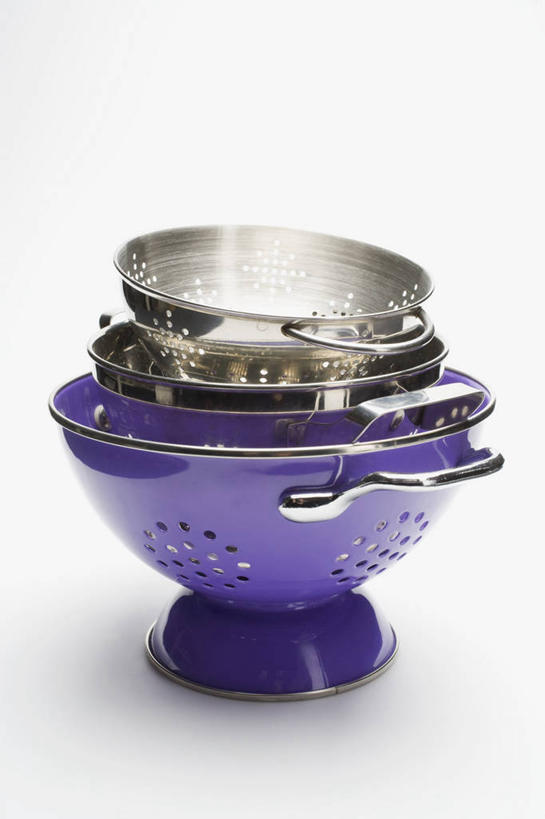 无人,竖图,室内,特写,白天,白色背景,正面,烹饪,桌面,桌子,静物,厨具,金属制品,一排,许多,阴影,整齐,反射,金属,木制,锅子,滤器,影子,勺子,锅,排列,紫色,木制品,摄影,影棚,锅具,堆,队列,漏勺,烹饪用具,烹调用具,烹调,彩图,影棚拍摄,拍摄