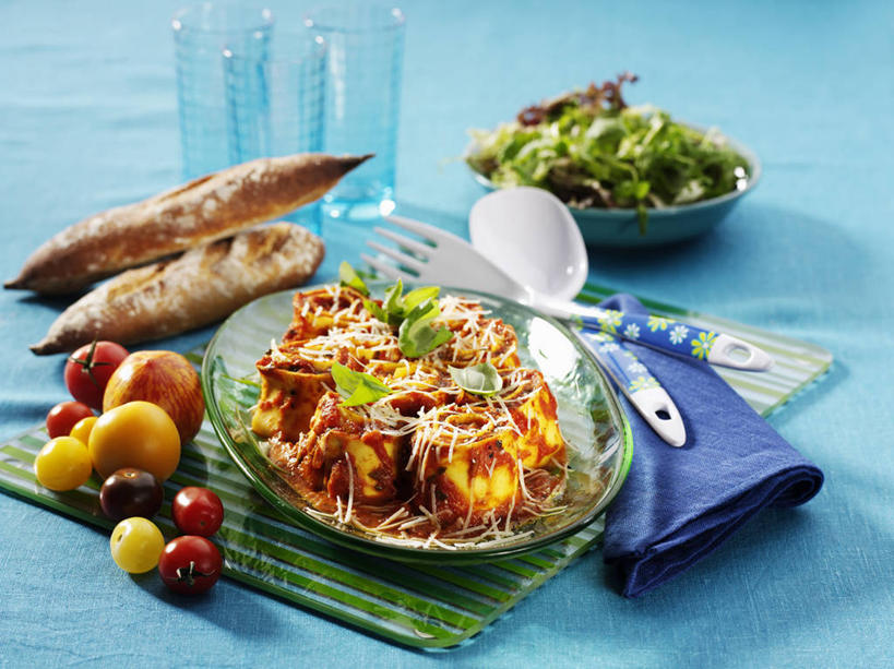 无人,横图,俯视,室内,特写,白天,桌面,桌子,柑橘,柠檬,蔬菜,西红柿,小番茄,杯子,餐具,水果,阴影,蓝色背景,新鲜,反射,木制,叉子,刀叉,刀子,碟子,盘,影子,陶瓷,生食,蔬菜沙拉,沙拉,食品,果实,陶瓷制品,色拉,沙律,玻璃制品,食物,三个,盘子,木制品,容器,水杯,碟,碗,摄影,有机食品,绿色食品,影棚,色拉酱,储藏,储存,餐刀,千岛酱,餐叉,小西红柿,樱桃小番茄,珍珠小番茄,玻璃杯,进餐用具,益母果,柠果,橘子,桔子,橙子,橙,樱桃番茄,圣女果,番茄,彩图,高角度拍摄,影棚拍摄,拍摄,贮存