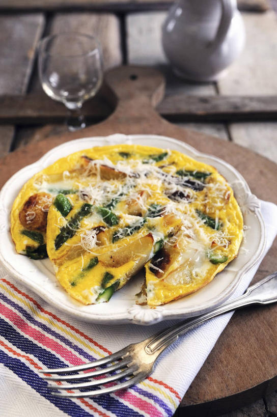 奶酪,无人,竖图,俯视,室内,特写,白天,烹饪,西餐,餐桌,桌子,芦笋,蔬菜,杯子,餐具,阴影,朦胧,模糊,新鲜,反射,叉子,碟子,高脚杯,壶,盘,影子,干酪,起司,料理,食品,案板,红酒杯,芝士,一杯,营养,菜肴,美食,玻璃制品,水壶,砧板,食物,盘子,茶壶,酒杯,容器,碟,乳酪,西式,佳肴,有机食品,绿色食品,餐台,乳制品,葡萄酒杯,发酵,蛋饼,餐叉,玻璃杯,进餐用具,猪尾巴,药鸡豆子,石刁柏,蚂蚁杆,龙须菜,狼尾巴根,彩图,高角度拍摄