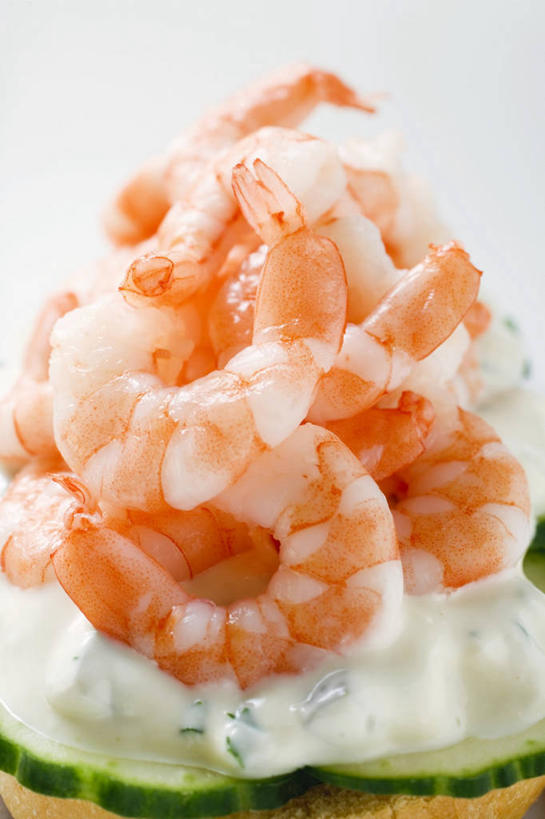 海鲜,奶酪,无人,竖图,俯视,室内,特写,白天,白色背景,烹饪,西餐,桌面,桌子,黄瓜,蔬菜,阴影,新鲜,反射,木制,影子,虾,干酪,起司,料理,食品,芝士,营养,水产,菜肴,美食,海洋生物,食物,木制品,乳酪,西式,摄影,佳肴,有机食品,绿色食品,影棚,乳制品,水生动物,海产品,水生物,发酵,海底动物,斑节对虾,斑节虾,日本对虾,竹节虾,青瓜,胡瓜,彩图,高角度拍摄,影棚拍摄,拍摄