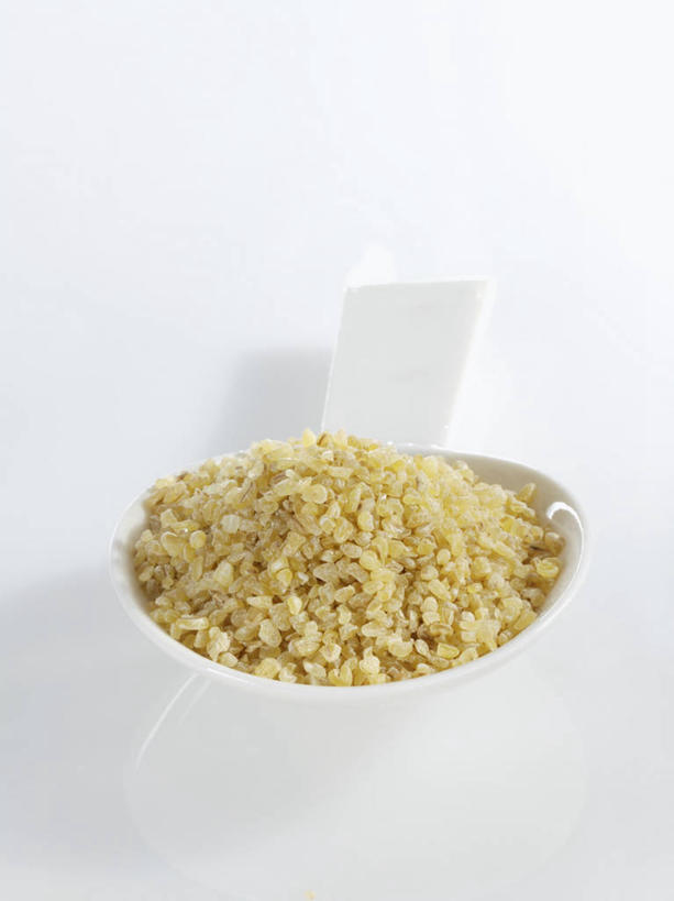 无人,竖图,俯视,室内,特写,白天,白色背景,农作物,小麦,桌面,桌子,一把,一堆,许多,阴影,堆叠,堆积,反射,木制,粉末,影子,勺子,塑料,谷物,木制品,塑料制品,调羹,汤匙,粉,摄影,麦子,影棚,堆,粉状,粉剂,彩图,高角度拍摄,影棚拍摄,拍摄