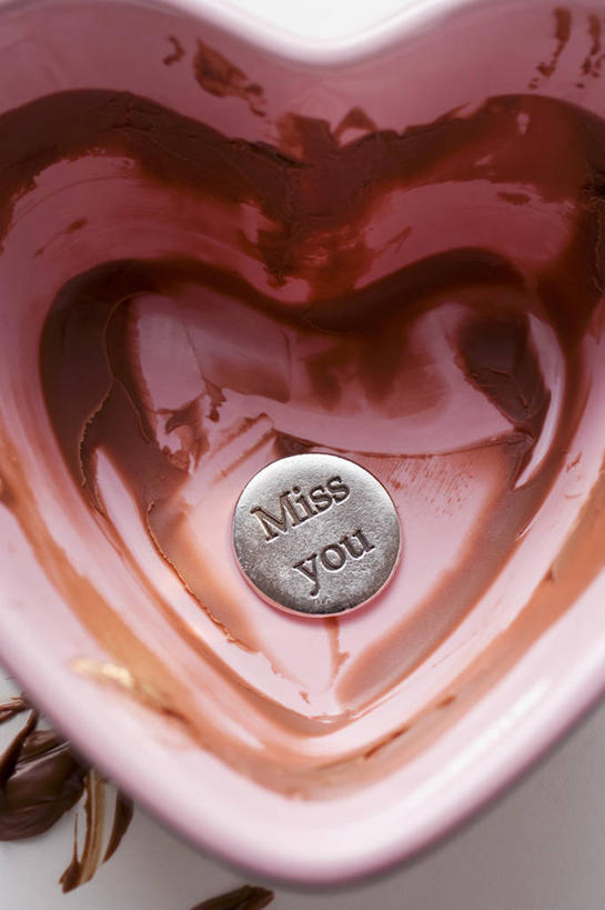 无人,竖图,俯视,室内,特写,白天,爱情,桌面,桌子,阴影,爱心,朦胧,模糊,反射,木制,影子,陶瓷,食品,糖,糖果,甜点,甜品,陶瓷制品,浪漫,食物,一个,木制品,容器,碗,甜食,巧克力,温暖,温馨,心形,恩爱,摄影,影棚,单个,储藏,朱古力,和睦,储存,心型,彩图,高角度拍摄,影棚拍摄,拍摄,融洽,贮存