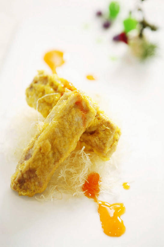 无人,竖图,俯视,室内,特写,白天,白色背景,烹饪,中餐,桌面,桌子,蔬菜,餐具,阴影,朦胧,模糊,新鲜,反射,木制,碟子,盘,影子,生菜,莴苣,调料,酱料,酱汁,肉,佐料,料理,食品,调味品,调味料,猪肉,酱,菜肴,美食,肉类,食物,盘子,木制品,碟,中式,摄影,佳肴,有机食品,绿色食品,影棚,肉食,豚肉,春菜,鹅仔菜,莴仔菜,千金菜,叶用莴苣,豆腐皮包肉,豆腐衣包肉,彩图,高角度拍摄,影棚拍摄,拍摄