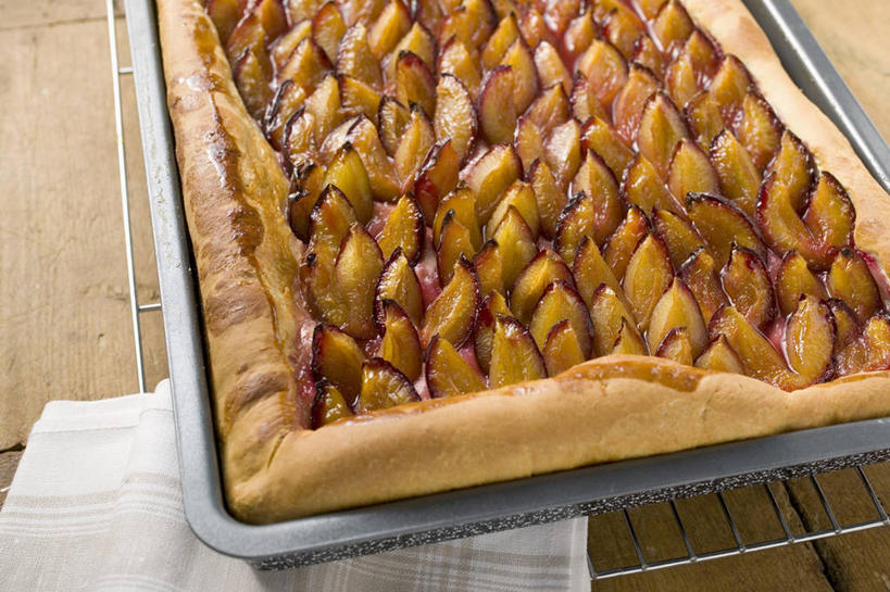 点心,无人,横图,俯视,室内,特写,白天,烘焙,下午茶,桌面,桌子,李子,水果,金属制品,许多,阴影,新鲜,反射,金属,木制,烤盘,影子,生食,食品,果实,蛋挞,架子,食物,糕点,排列,餐巾,木制品,摄影,有机食品,绿色食品,影棚,摆列,冷却,冷却架,红李,鸡血李,杏李,蛋塔,保洁方巾,口布,彩图,高角度拍摄,影棚拍摄,拍摄,布列,分列