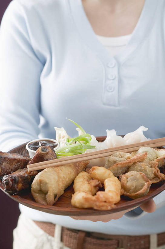 点心,馄饨,面食,东方人,一个人,站,捧,竖图,室内,特写,白天,正面,筷子,餐具,亚洲,仅一个年轻女性,仅一个女性,仅一个人,一双,阴影,服装,朦胧,模糊,反射,碟子,盘,影子,虾,料理,食品,面点,休闲装,黄种人,文化,传统,美食,食物,衣服,盘子,碟,站着,休闲,休闲服,中式,摄影,服饰,影棚,礼节,礼仪,斑节对虾,斑节虾,日本对虾,竹节虾,扁肉,年轻女性,女人,女性,亚洲人,进餐用具,端,端着,捧着,手捧,站立,半身,彩图,影棚拍摄,拍摄