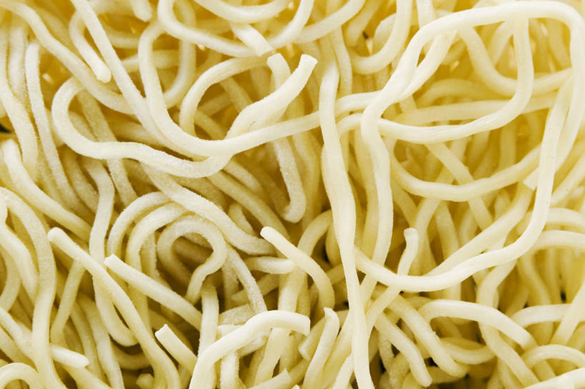 面食,面条,无人,横图,俯视,室内,特写,白天,餐桌,桌子,一堆,许多,阴影,堆叠,堆积,朦胧,模糊,反射,影子,面,很多,黄色,餐台,堆,彩图,高角度拍摄