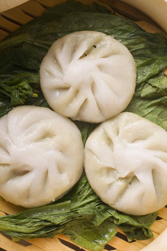 点心,蒸笼,无人,竖图,俯视,室内,特写,白天,烹饪,餐桌,桌子,蔬菜,椰菜,卷心菜,厨具,叶子,阴影,竹制,新鲜,反射,影子,料理,食品,包子,面点,绿叶,美食,食物,三个,白色,小笼包,中式,嫩叶,甘蓝,摄影,有机食品,绿色食品,影棚,餐台,竹制品,笼屉,烹饪用具,叶,叶片,烹调用具,结球甘蓝,甘兰,包心菜,烹调,彩图,高角度拍摄,影棚拍摄,拍摄