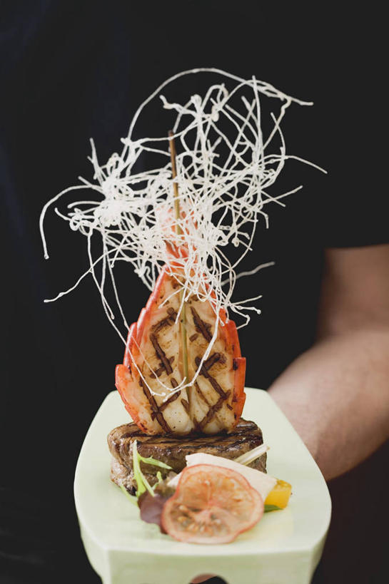 海鲜,西方人,手,一个人,竖图,室内,特写,白天,正面,烹饪,西餐,餐具,欧洲,欧洲人,仅一个男性,仅一个人,仅一个中年男性,握,服装,碟子,盘,肉,虾,牛排,牛肉,料理,食品,拿,拿着,休闲装,水产,菜肴,美食,肉类,大虾,海洋生物,食物,一个,衣服,黑色,盘子,碟,休闲,手部,休闲服,西式,握着,服饰,佳肴,对虾,单个,单手,水生动物,海产品,水生物,肉食,海底动物,斑节虾,东方对虾,中国对虾,菲力牛排,牛里脊肉,男人,男性,中年男性,白种人,半身,彩图
