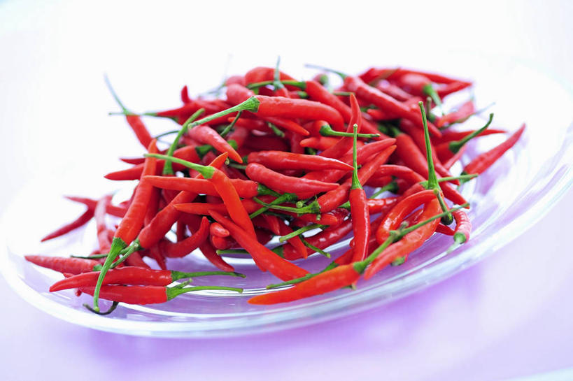 无人,横图,俯视,室内,特写,白天,餐桌,桌子,辣椒,蔬菜,餐具,玻璃,一堆,许多,阴影,堆叠,堆积,新鲜,反射,碟子,盘,影子,食品,很多,玻璃制品,食物,一个,红色,盘子,碟,摄影,有机食品,绿色食品,影棚,单个,餐台,堆,辣角,红海椒,大椒,辣虎,广椒,辣子,红辣椒,海椒,番椒,彩图,高角度拍摄,影棚拍摄,拍摄