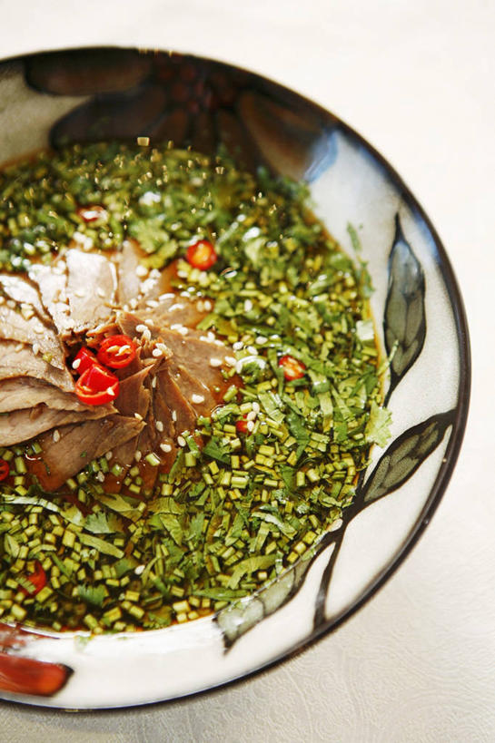 无人,竖图,俯视,室内,特写,白天,餐桌,桌子,辣椒,芹菜,蔬菜,阴影,新鲜,反射,影子,陶瓷,肉,汤,牛肉,食品,陶瓷制品,肉类,食物,一个,容器,碗,有机食品,绿色食品,荷兰芹,欧芹,香芹,单个,餐台,储藏,储存,肉食,辣角,红海椒,大椒,辣虎,广椒,法香,巴西利,洋香菜,洋芫荽,法国香菜,旱芹菜,番荽,辣子,红辣椒,海椒,番椒,彩图,高角度拍摄,贮存