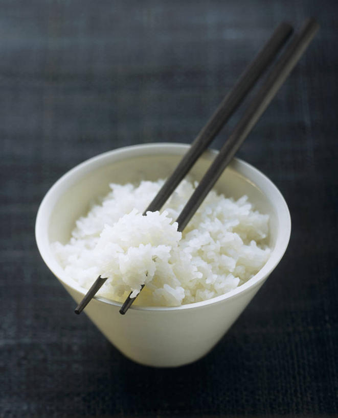 米饭,无人,竖图,俯视,室内,特写,白天,餐桌,筷子,桌子,餐具,一堆,一双,阴影,堆叠,堆积,黑色背景,反射,影子,陶瓷,陶瓷制品,饭,文化,传统,一个,白色,容器,碗,摄影,影棚,单个,餐台,储藏,堆,礼节,五谷,储存,礼仪,进餐用具,彩图,高角度拍摄,影棚拍摄,拍摄,贮存