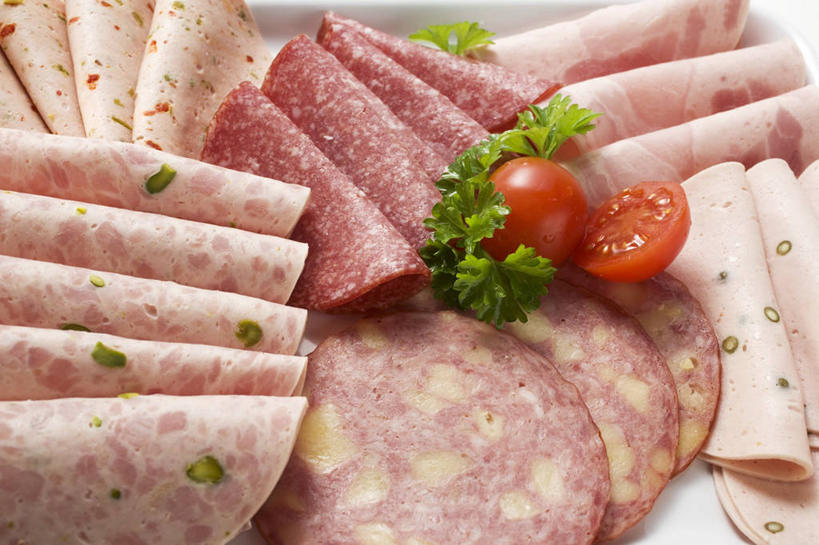 无人,横图,俯视,室内,特写,白天,餐桌,桌子,芹菜,蔬菜,西红柿,小番茄,一排,许多,切开,阴影,整齐,反射,影子,肉,香肠,腊肠,肉类,排列,红色,切,摄影,荷兰芹,欧芹,香芹,影棚,餐台,队列,剖面,肉食,切面,法香,巴西利,洋香菜,洋芫荽,法国香菜,旱芹菜,番荽,小西红柿,樱桃小番茄,珍珠小番茄,樱桃番茄,圣女果,番茄,彩图,高角度拍摄,影棚拍摄,拍摄