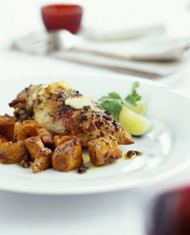 红酒,葡萄酒,无人,竖图,俯视,室内,特写,白天,白色背景,烹饪,西餐,餐桌,桌子,杯子,餐具,水果,阴影,朦胧,模糊,新鲜,反射,布料,碟子,盘,影子,调味,鸡肉,肉,生食,香料,佐料,料理,食品,果实,酒类,布纹,菜肴,美食,肉类,玻璃制品,酒,桌布,食物,饮料,白色,盘子,餐巾,水杯,碟,台布,红葡萄酒,烤鸡,西式,摄影,佳肴,有机食品,绿色食品,影棚,餐台,配料,肉食,作料,酸橙,代代,玻璃杯,橙子,橙,彩图,高角度拍摄,影棚拍摄,拍摄