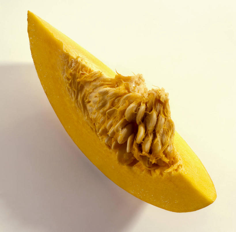 无人,横图,俯视,室内,特写,白天,白色背景,餐桌,桌子,南瓜,蔬菜,一块,切开,阴影,新鲜,反射,影子,金瓜,食品,番瓜,食物,黄色,切,摄影,有机食品,绿色食品,影棚,餐台,麦瓜,倭瓜,剖面,切面,彩图,高角度拍摄,影棚拍摄,拍摄