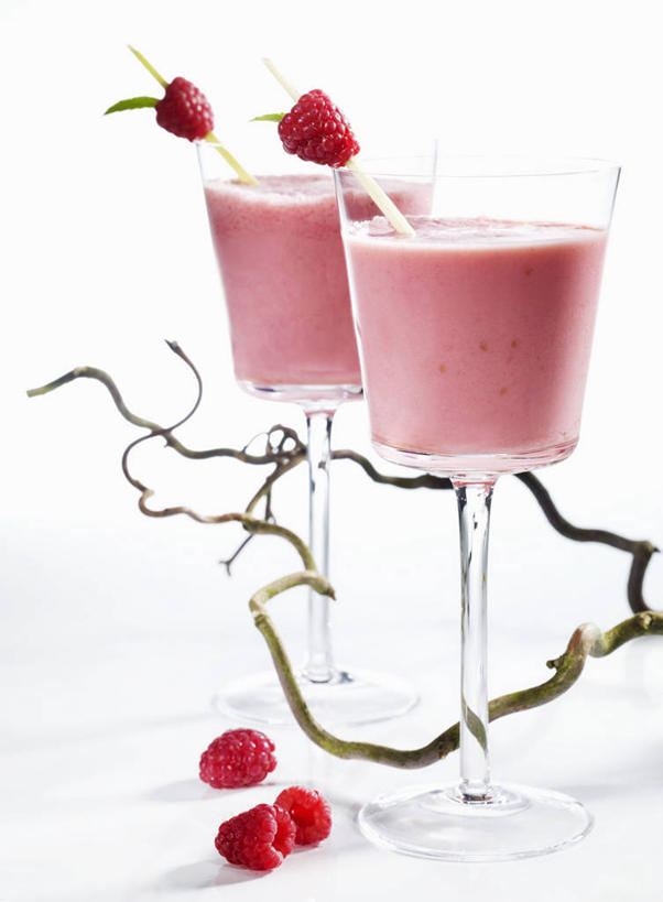 果汁,无人,竖图,俯视,室内,特写,白天,白色背景,餐桌,桌子,浆果,杯子,水果,阴影,新鲜,反射,影子,桑葚,生食,食品,果实,饮品,两杯,玻璃制品,食物,饮料,两个,红色,水杯,覆盆子,摄影,有机食品,绿色食品,影棚,餐台,可口,适口,玻璃杯,彩图,高角度拍摄,影棚拍摄,拍摄