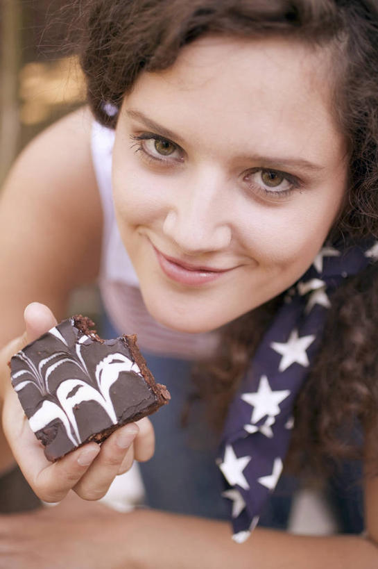 西方人,手,一个人,笑,微笑,竖图,俯视,室内,特写,白天,旗帜,国旗,欧洲,欧洲人,仅一个年轻女性,仅一个女性,仅一个人,弯腰,握,阴影,服装,朦胧,模糊,反射,影子,星星,食品,糖,糖果,甜点,甜品,注视,休闲装,食物,衣服,甜食,巧克力,观察,看,休闲,星形,手部,休闲服,握着,服饰,观看,朱古力,单手,察看,关注,五角形,弯身,年轻女性,女人,女性,白种人,旗,五角星,半身,彩图,高角度拍摄