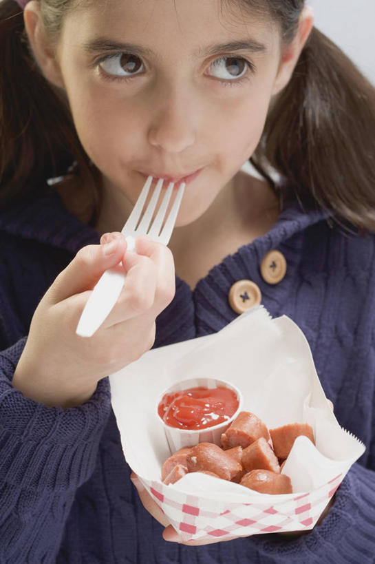 西方人,儿童,手,一个人,吃,竖图,室内,白天,正面,纯洁,餐具,欧洲,欧洲人,仅一个女性,仅一个人,一堆,许多,握,阴影,堆叠,堆积,服装,反射,叉子,影子,调料,酱料,酱汁,茄汁,肉,香肠,佐料,腊肠,调味品,调味料,注视,休闲装,番茄酱,酱,肉类,一个,小孩,衣服,容器,观察,看,仅一个小孩,休闲,手部,休闲服,可爱,童年,童趣,握着,服饰,单个,观看,储藏,堆,单手,察看,储存,关注,肉食,童真,烂漫,无邪,餐叉,天真,女孩,女人,女性,白种人,孩子,进餐用具,嚼,食,半身,彩图,贮存,女生