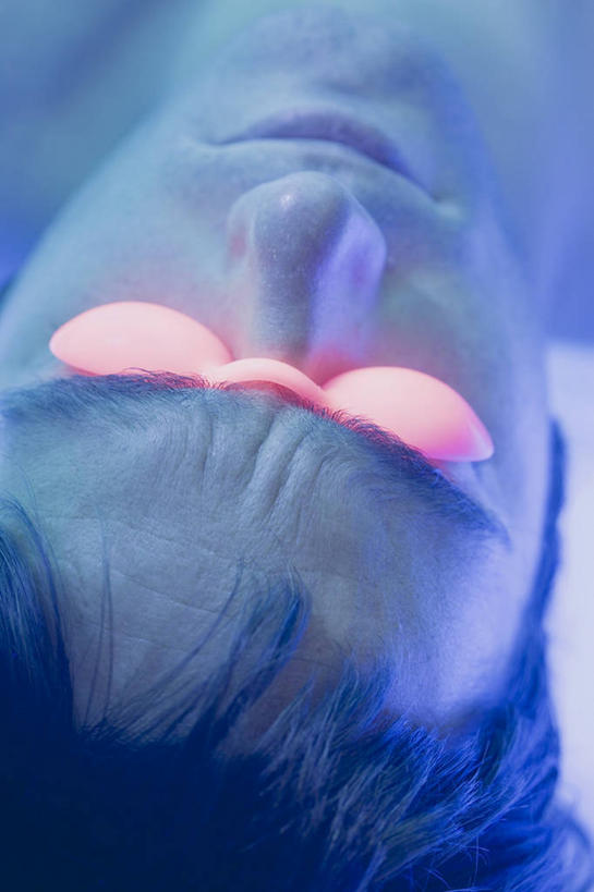 西方人,脸,头,脸颊,一个人,躺,竖图,俯视,室内,特写,白天,欧洲,欧洲人,仅一个男性,仅一个人,一副,阴影,发光,反射,眼镜,影子,肩膀,仅一个年轻男性,红色,摄影,影棚,近视眼镜,卧着,男人,男性,年轻男性,白种人,头部,脸部,脸蛋,面部,躺着,卧,半身,彩图,高角度拍摄,影棚拍摄,拍摄