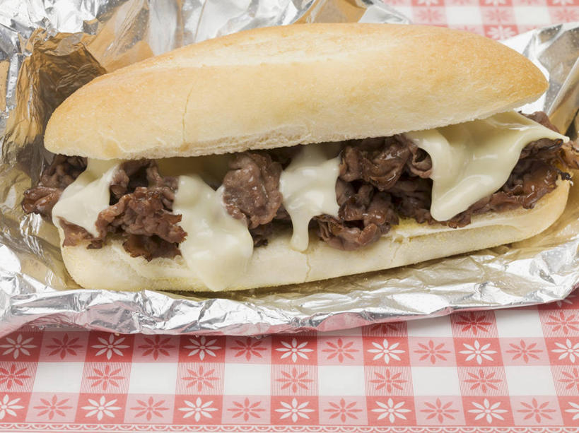 点心,面包,奶酪,无人,横图,俯视,室内,特写,白天,烹饪,西餐,餐桌,桌子,阴影,反射,包装,包装纸,铝箔纸,锡箔纸,影子,纸,肉,干酪,起司,三明治,料理,食品,面点,纸张,芝士,营养,菜肴,美食,肉类,食物,糕点,一个,快餐,乳酪,西式,摄影,佳肴,影棚,单个,餐台,包装材料,乳制品,发酵,肉食,西式快餐,锡箔,铝箔,三文治,彩图,高角度拍摄,影棚拍摄,拍摄