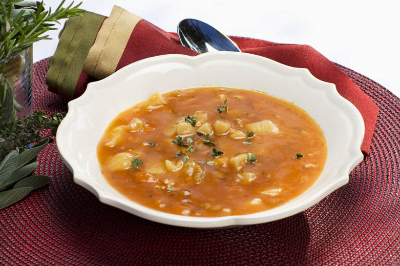 海鲜,无人,横图,俯视,室内,特写,白天,白色背景,烹饪,西餐,餐桌,桌子,阴影,反射,布料,影子,勺子,陶瓷,汤,料理,食品,陶瓷制品,布纹,蛤蜊,水产,菜肴,美食,海洋生物,桌布,食物,一个,红色,白色,餐巾,容器,调羹,台布,汤匙,碗,蛤,西式,摄影,佳肴,影棚,单个,餐台,储藏,储存,水生动物,海产品,水生物,海底动物,蛤仔,彩图,高角度拍摄,影棚拍摄,拍摄,贮存