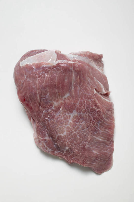 无人,竖图,俯视,室内,特写,白天,白色背景,餐桌,桌子,一块,阴影,新鲜,反射,影子,肉,生食,猪肉,肉类,红色,摄影,影棚,餐台,肉食,豚肉,彩图,高角度拍摄,影棚拍摄,拍摄