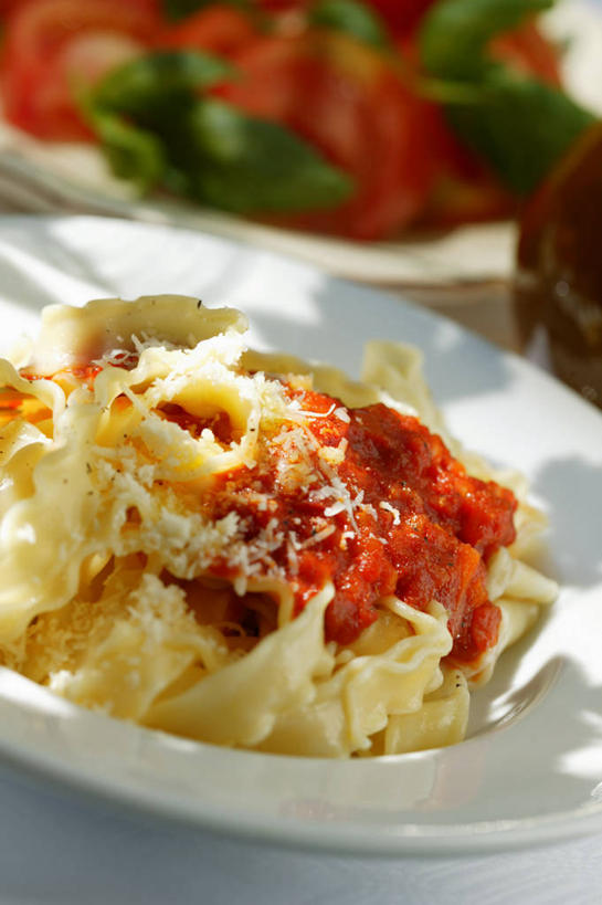 面食,面条,奶酪,意大利面,无人,竖图,俯视,室内,特写,白天,西餐,餐桌,桌子,蔬菜,西红柿,餐具,一堆,许多,阴影,堆叠,堆积,朦胧,模糊,新鲜,反射,碟子,盘,影子,调料,酱料,酱汁,面,佐料,干酪,起司,料理,食品,调味品,芝士,营养,调味料,酱,食物,一个,红色,白色,盘子,碟,乳酪,西式,摄影,有机食品,绿色食品,影棚,单个,餐台,堆,乳制品,发酵,番茄,彩图,高角度拍摄,影棚拍摄,拍摄