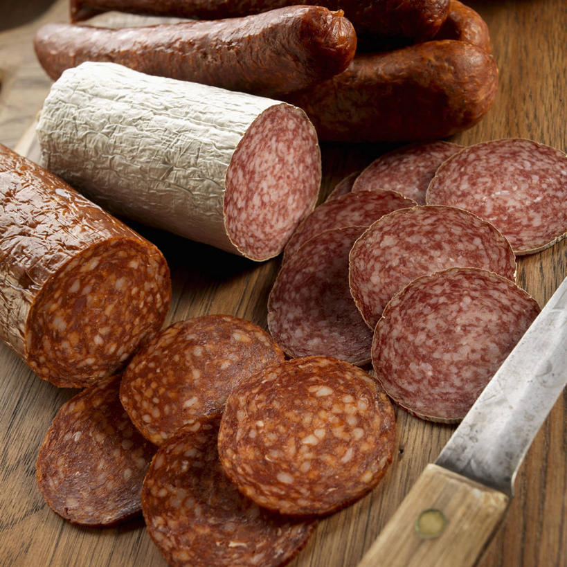 无人,方图,俯视,室内,特写,白天,餐桌,桌子,餐具,一把,一堆,许多,切开,阴影,堆叠,堆积,反射,木制,工具,影子,肉,香肠,案板,刀具,腊肠,肉类,砧板,木制品,刀,切,摄影,影棚,餐台,堆,餐刀,剖面,肉食,切面,彩图,高角度拍摄,影棚拍摄,拍摄