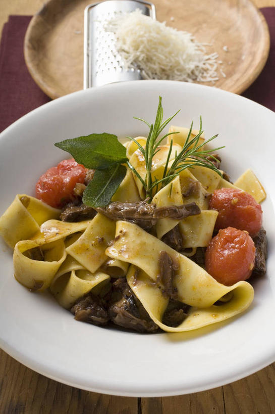 面食,面条,奶酪,意大利面,无人,竖图,俯视,室内,特写,白天,西餐,餐桌,桌子,蔬菜,西红柿,小番茄,一堆,许多,阴影,堆叠,堆积,新鲜,反射,影子,陶瓷,调味,面,香料,佐料,干酪,起司,料理,食品,陶瓷制品,芝士,营养,食物,一个,红色,白色,容器,碗,乳酪,西式,摄影,有机食品,绿色食品,影棚,单个,餐台,储藏,堆,迷迭香,配料,乳制品,储存,发酵,海洋之露,作料,小西红柿,樱桃小番茄,珍珠小番茄,樱桃番茄,圣女果,番茄,彩图,高角度拍摄,影棚拍摄,拍摄,贮存