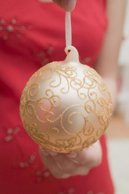 西方人,手,一个人,捧,竖图,室内,特写,白天,正面,欧洲,圣诞节,欧洲人,仅一个年轻女性,仅一个女性,仅一个人,阴影,服装,节日,朦胧,模糊,庆祝,装饰,反射,挂饰,影子,圣诞球,休闲装,文化,球,一个,衣服,红色,庆典,休闲,球体,手部,休闲服,服饰,单个,纪念,单手,华丽,修饰,点缀,衬托,美观,雅致,雅观,年轻女性,女人,女性,白种人,端,端着,捧着,手捧,半身,彩图